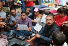 ठेकेदारले सडक नबनाएपछि गगन थापा बसे धर्ना